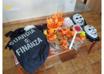 Sequestrati oltre 60 mila prodotti non sicuri nel Salernitano: maxi operazione della Guardia di Finanza nel periodo di Halloween