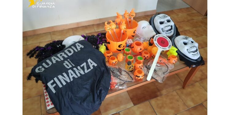 Sequestrati oltre 60 mila prodotti non sicuri nel Salernitano: maxi operazione della Guardia di Finanza nel periodo di Halloween