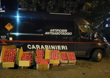 Viaggiano con 120 chili di botti nel furgone: due arresti a Montecorvino Pugliano