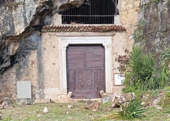 Caduta massi davanti al Santuario di San Michele a Sant’Angelo a Fasanella: il sindaco ne dispone la chiusura