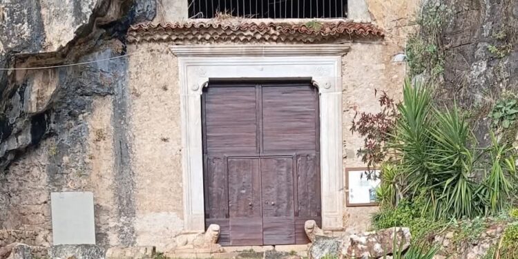 Caduta massi davanti al Santuario di San Michele a Sant’Angelo a Fasanella: il sindaco ne dispone la chiusura