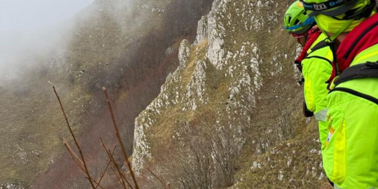 Escursionista di Battipaglia ferito a Positano, tre alpinisti salvati in Irpinia