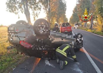 Va a sbattere contro un albero a Pisticci e si ribalta: ferita una donna