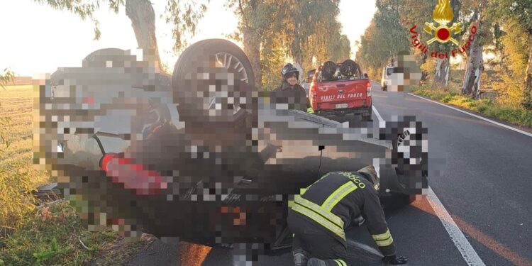 Va a sbattere contro un albero a Pisticci e si ribalta: ferita una donna