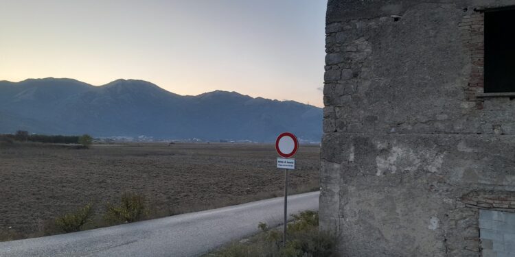Divieto sulla strada laterale al rettilineo di Atena Lucana. Cittadini in rivolta: “Segnaletica poco visibile e nessuna spiegazione”