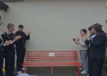 Salerno, carabinieri e studenti insieme contro la violenza di genere: inaugurata una panchina rossa al comando provinciale