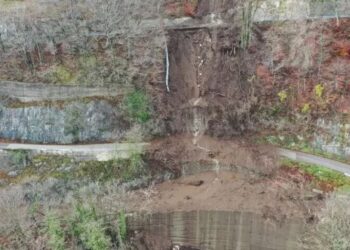 Frana blocca la strada che porta al santuario di Montevergine in Irpinia