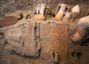 Gli scavi di Pompei restituiscono un vaso in pasta  vitrea in stile egiziano