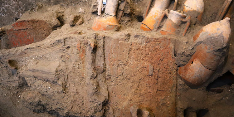 Gli scavi di Pompei restituiscono un vaso in pasta vitrea in stile egiziano