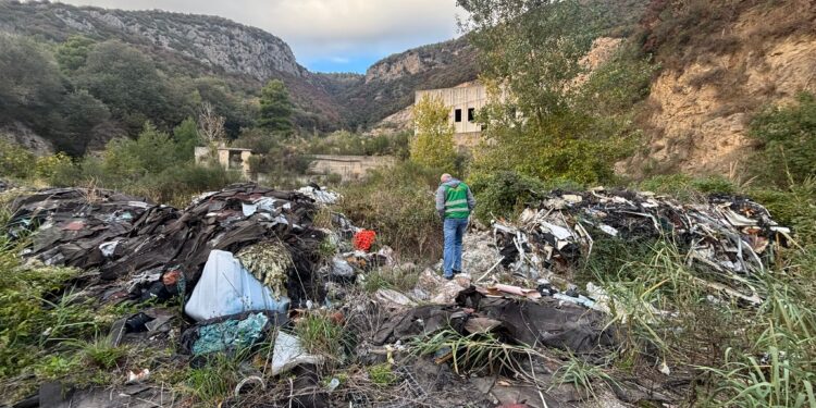 Discarica abusiva di ecoballe e rifiuti speciali a Sarno: l’operazione della Guardia Agroforestale Italiana