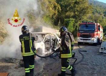 Auto in fiamme a Salerno: distrutta una Maserati