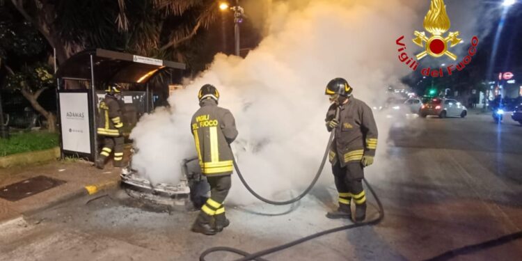Bellizzi, auto in fiamme durante la marcia. Il conducente riesce a mettersi in salvo