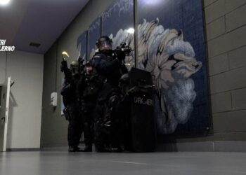 Salerno, esercitazione serale dei reparti speciali dei Carabinieri: API, SOS, artificieri e negoziatori in addestramento congiunto
