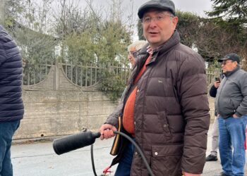 Furgone prende fuoco vicino al seggio di Caggiano: sindaco e volontari domano le fiamme