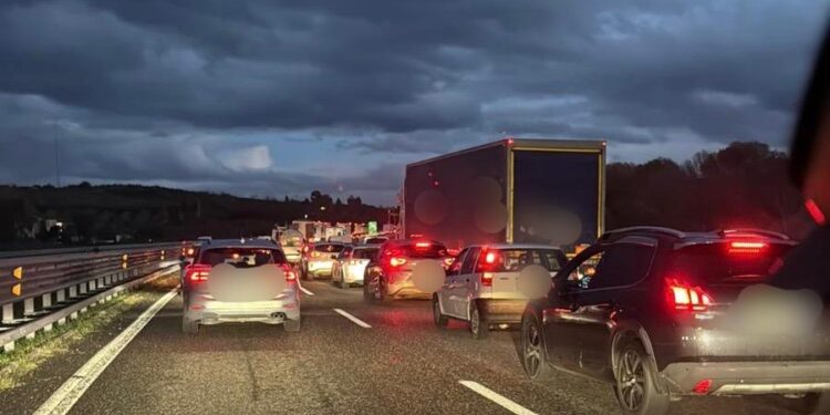 Lavori sull’A2, lunghe file tra Campagna e Contursi: proteste degli automobilisti