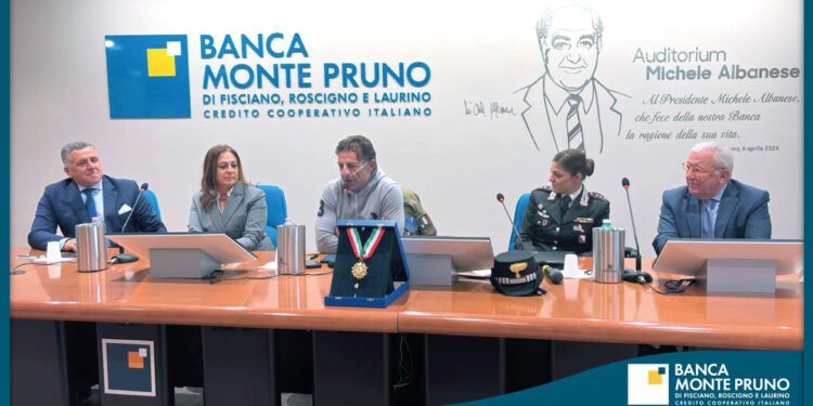 Roscigno celebra il 4 Novembre con il sostegno della Banca Monte Pruno. Albanese: “Memoria non è solo dovere, ma atto di amore verso la nostra storia”