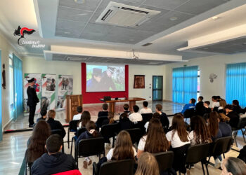 Salerno, studenti in visita dai Carabinieri per il 4 Novembre: entusiasmo alla “Caserma Aperta”