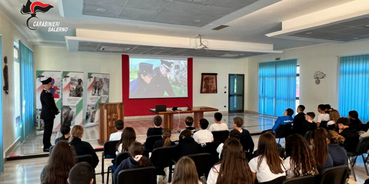 Salerno, studenti in visita dai Carabinieri per il 4 Novembre: entusiasmo alla “Caserma Aperta”