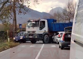 Auto sotto un camion a Padula, paura per una professoressa