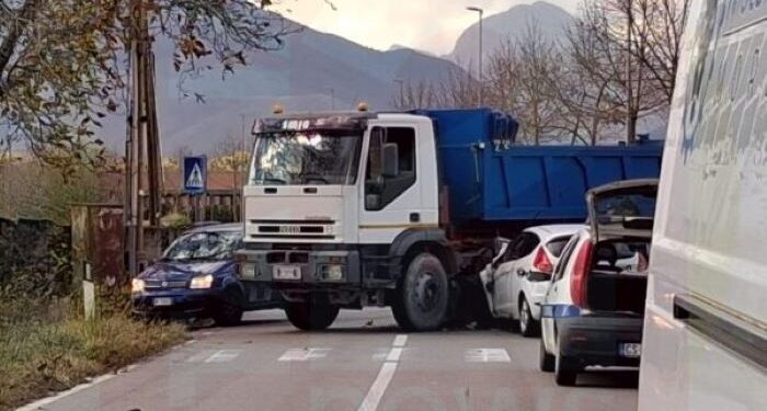 Auto sotto un camion a Padula, paura per una professoressa