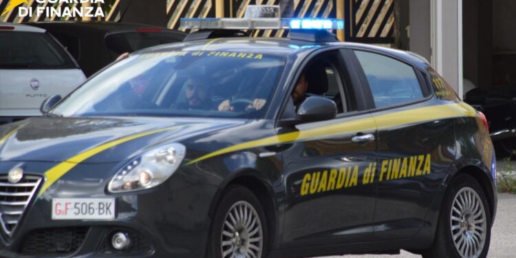 Benzina senza piombo non idonea alla carburazione: la Guardia di Finanza sequestra 43mila litri