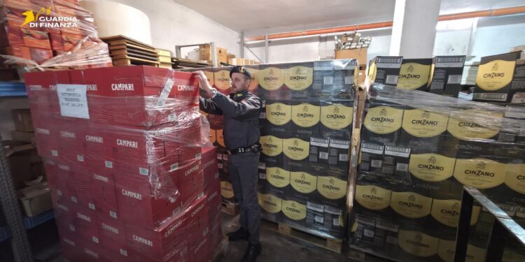 Ricettazione e contrabbando di alcolici a Sant’Egidio del Monte Albino: sequestrate oltre 11.000 bottiglie di Campari e Cinzano