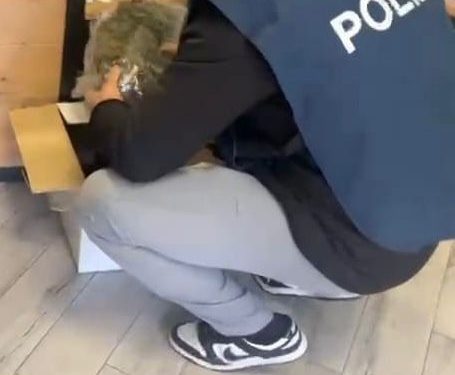 Blitz nel centro di Salerno: sequestrati 5 kg di cannabis in uno shop, titolare e dipendente denunciati