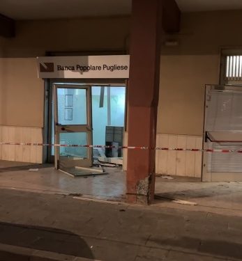 Fanno esplodere un bancomat a Scanzano Jonico e fuggono con 55mila euro. Il sindaco: “Abbiamo bisogno della caserma dei carabinieri”