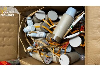 Maxi sequestro di fuochi d’artificio in Campania: oltre 100mila pezzi e più di una tonnellata di esplosivi illegali