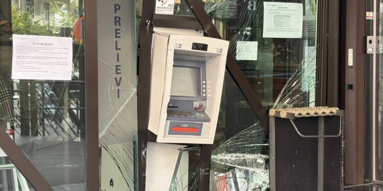 I carabinieri sventano un tentato furto alla Banca Campania Centro a Salerno: ladri in fuga