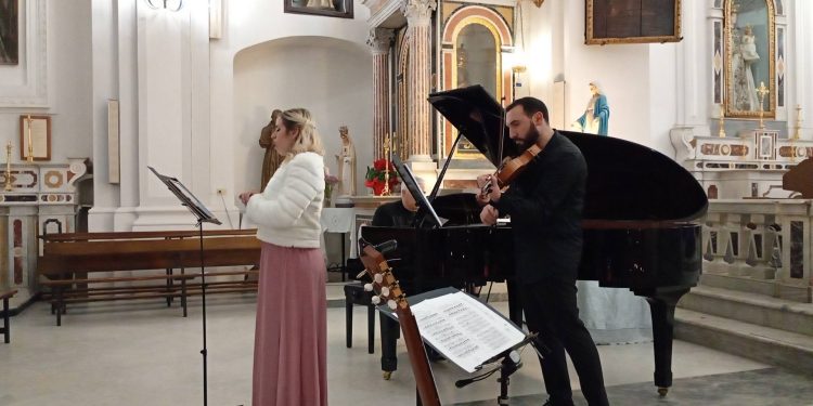 San Pietro al Tanagro inaugura il Natale e chiude l’Anno Giubilare: successo per concerto, luminarie e “Viaggio di Sapori”
