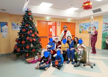 Babbo Natale in ospedale a Matera: doni e panettoni ai bambini ricoverati