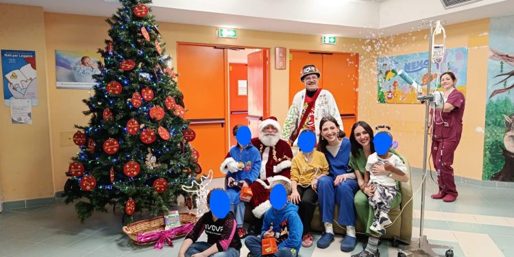 Babbo Natale in ospedale a Matera: doni e panettoni ai bambini ricoverati