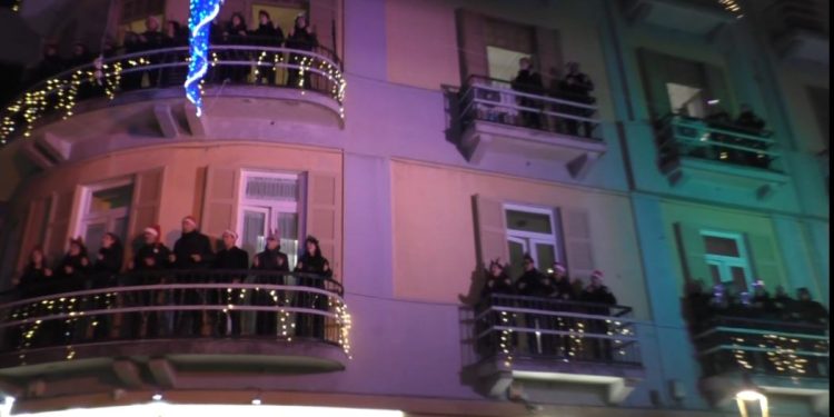 IlluminiAMO Salerno, il Coro Pop dell’Università incanta dai ballatoi di Via Velia