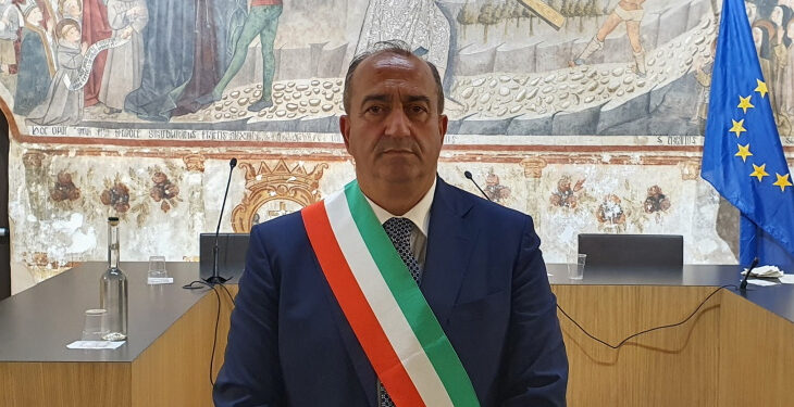Il sindaco di Teggiano, Michele Di Candia, revoca le deleghe all’assessora Marisa Federico