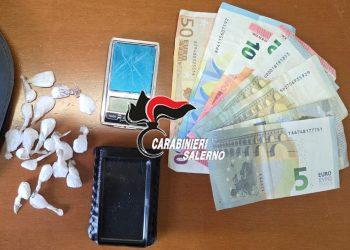 Trovato con cocaina e materiale per il confezionamento della droga: pusher arrestato a Pontecagnano Faiano