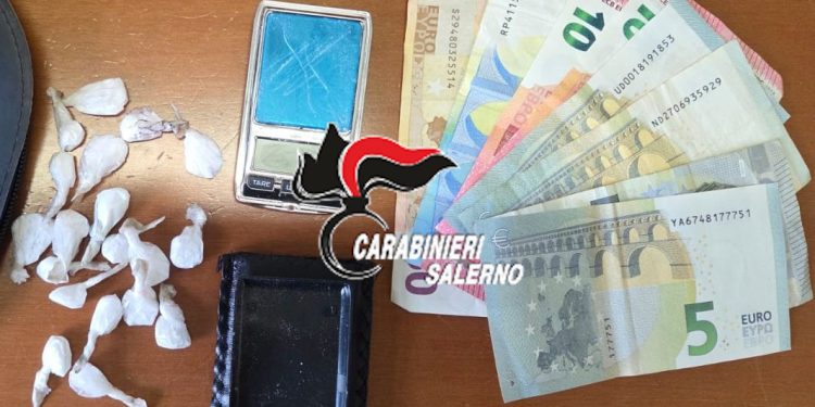 Trovato con cocaina e materiale per il confezionamento della droga: pusher arrestato a Pontecagnano Faiano