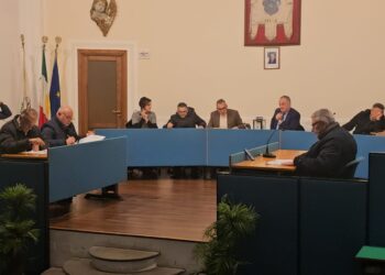 Scontro in consiglio a Polla. Curcio: “Dubbi su gestione Loviso”. Il sindaco: “Momento triste, noi sempre trasparenti”