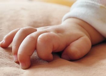 Giffoni Valle Piana sotto choc: neonato di due mesi trovato senza vita in culla