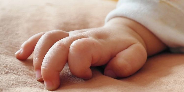 Giffoni Valle Piana sotto choc: neonato di due mesi trovato senza vita in culla
