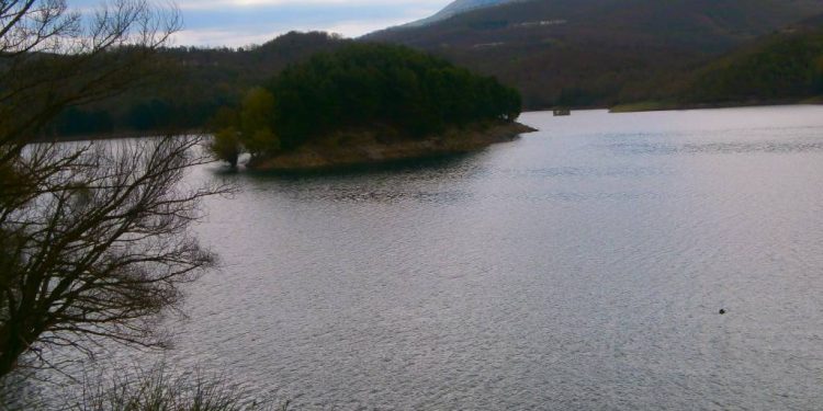 Inquinamento delle acque del Pertusillo. Il WWF Basilicata: “Nel lago c’è del petrolio”