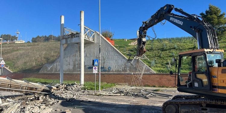 Matera, demolito dopo 13 anni il ponte di Serra Rifusa: parte la trasformazione del quartiere