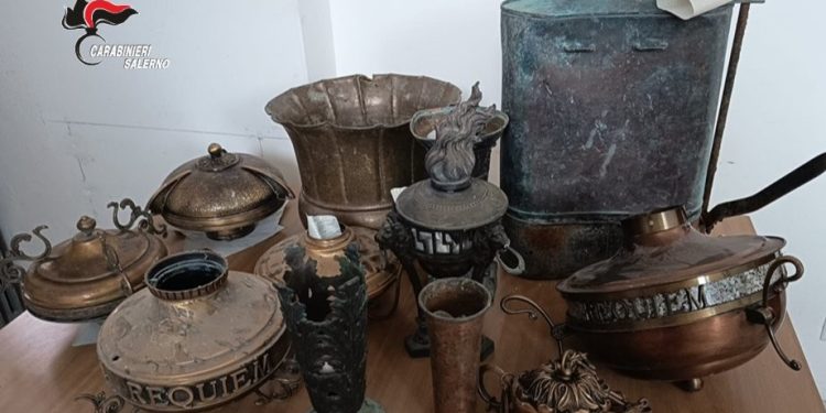 Furti nel cimitero e vilipendio delle tombe: un arresto a Capaccio Paestum