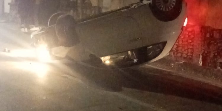 Paura a Sala Consilina: auto si ribalta con a bordo due persone