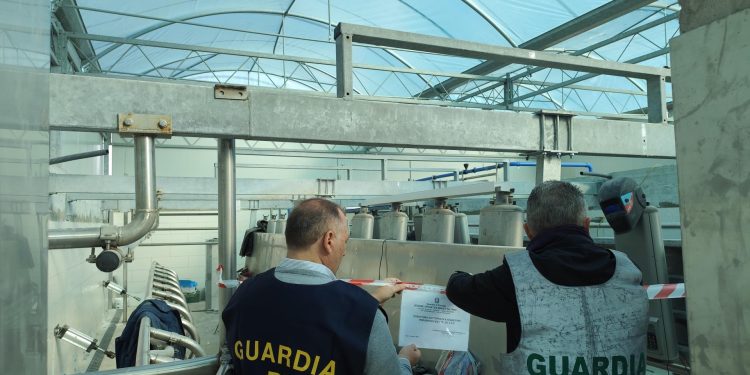 Abusi edilizi e scarichi illeciti nel fiume Sele: maxi operazione della Guardia di Finanza a Eboli