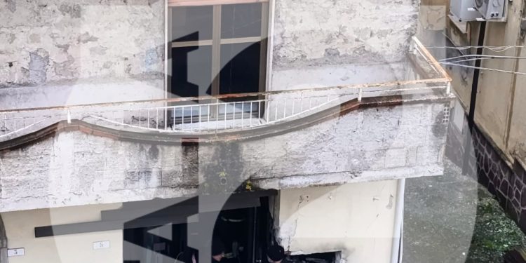 Castelnuovo Cilento, esplosione nella notte: fanno saltare un bancomat e fuggono. Indagini in corso