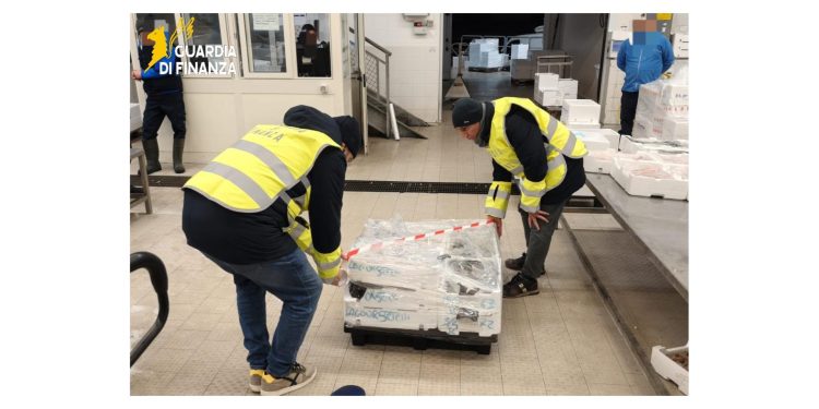 Controlli al mercato ittico di Salerno: sequestrati tre quintali di pesce non tracciato