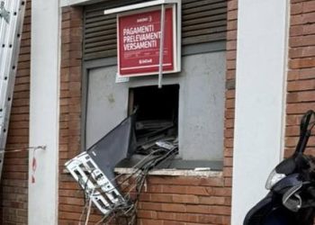Assalto al bancomat a Policastro Bussentino: ladri in fuga col bottino