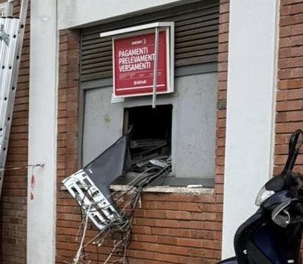 Assalto al bancomat a Policastro Bussentino: ladri in fuga col bottino