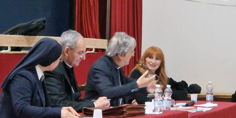 A Teggiano in centinaia al convegno pastorale “Una chiesa che cammina insieme”